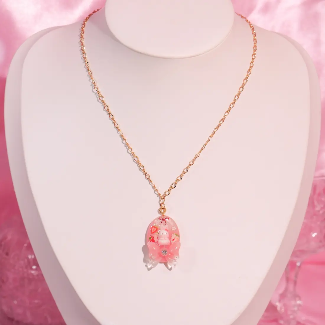 สร้อยคอวงรี Strawberry Bunny Ribbon สร้อยคอ MIMEAR
