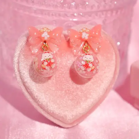 ต่างหูจี้กลม Strawberry Bunny Ribbon
