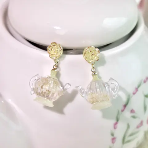 ต่างหูกาชากุหลาบคัสตาร์ด Bunny x Floral Teapot