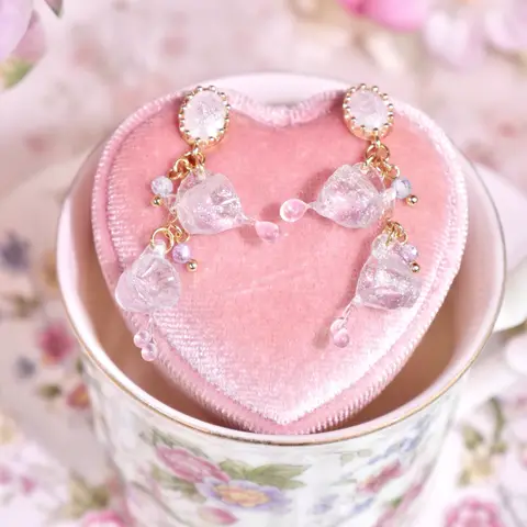 ต่างหูถ้วยหยดน้ำชา Fleur Glassy Pour
