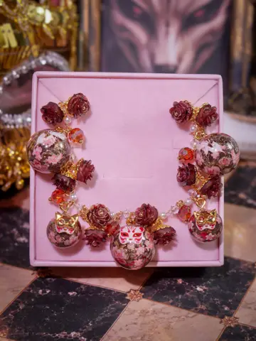 ข้อมือกลมแดงหน้ากากจิ้งจอกขาว
