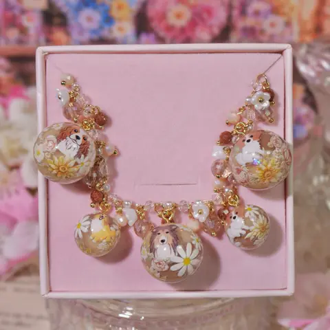 ข้อมือกลมน้ำตาลดอกไม้ขาวน้องหมา