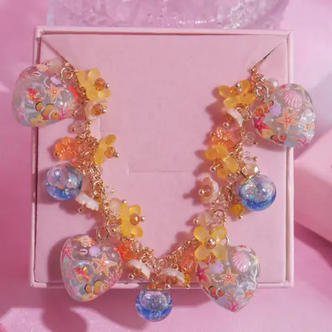 ข้อมือปลาการ์ตูน Clownfish & Yellow Flower