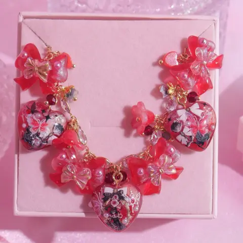 ข้อมือสการ์เล็ตฮาร์ต