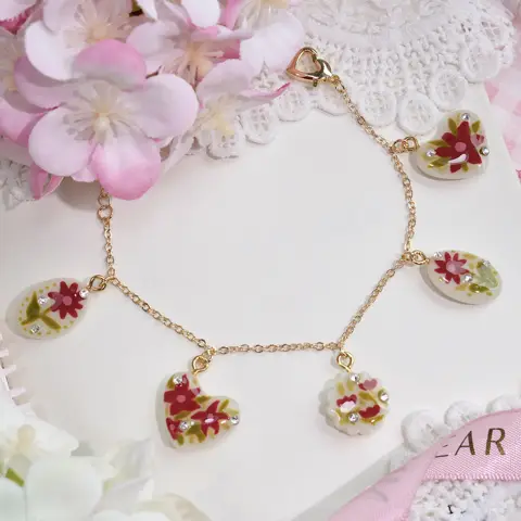 ข้อมือใจทรงรีดอกไม้แดง