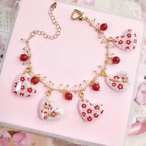 ข้อมือใจขาวกระต่ายดอกไม้แดง