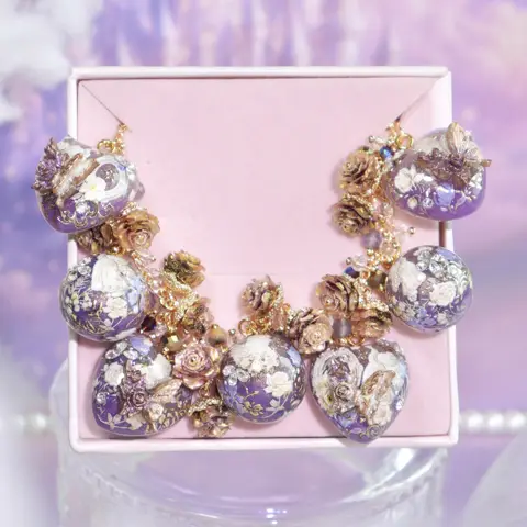 ข้อมือหัวใจกลมม่วงทองผีเสื้อโรมัน